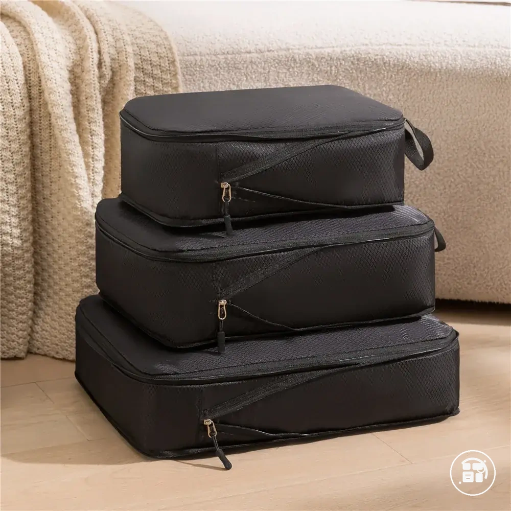 Cubes de compression roses pour ranger les affaires dans la valise